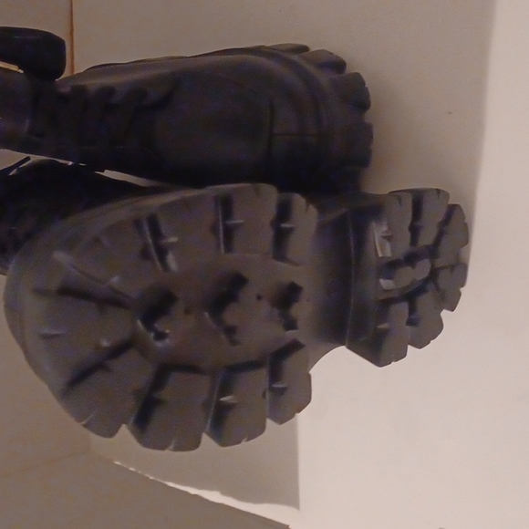 JESSICA BUURMAN Black Lug Sole Boots w/purses - Picture 6 of 7